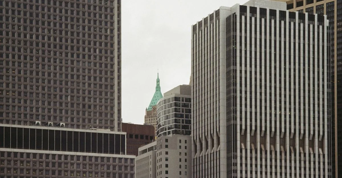 Vue dramatique des gratte-ciels modernes dominants de la skyline de New York.